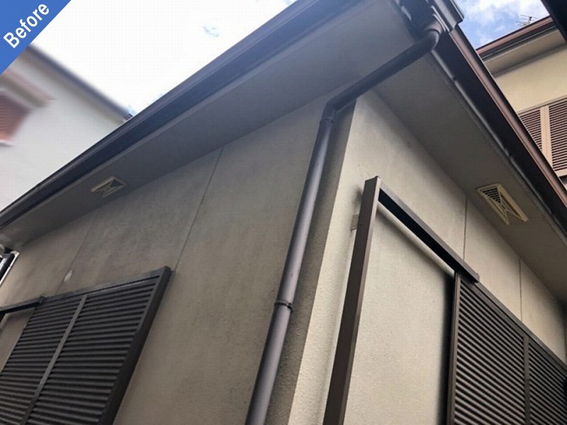 外壁塗装前の雨樋と雨戸