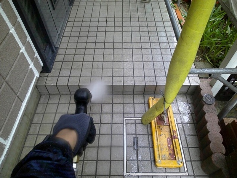 玄関廻りの高圧洗浄工事