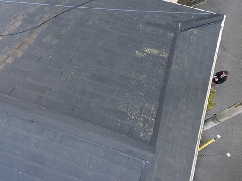 色褪せと雨染みのあるスレート瓦