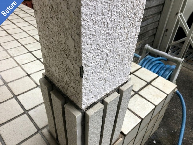 ひび割れのあるモルタル外壁の柱