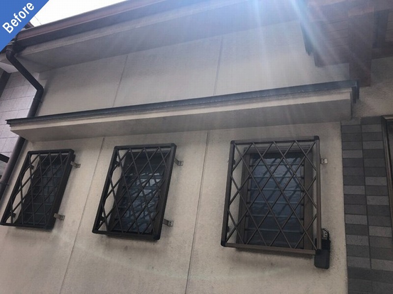 外壁塗装前の雨染みが目立つ外壁