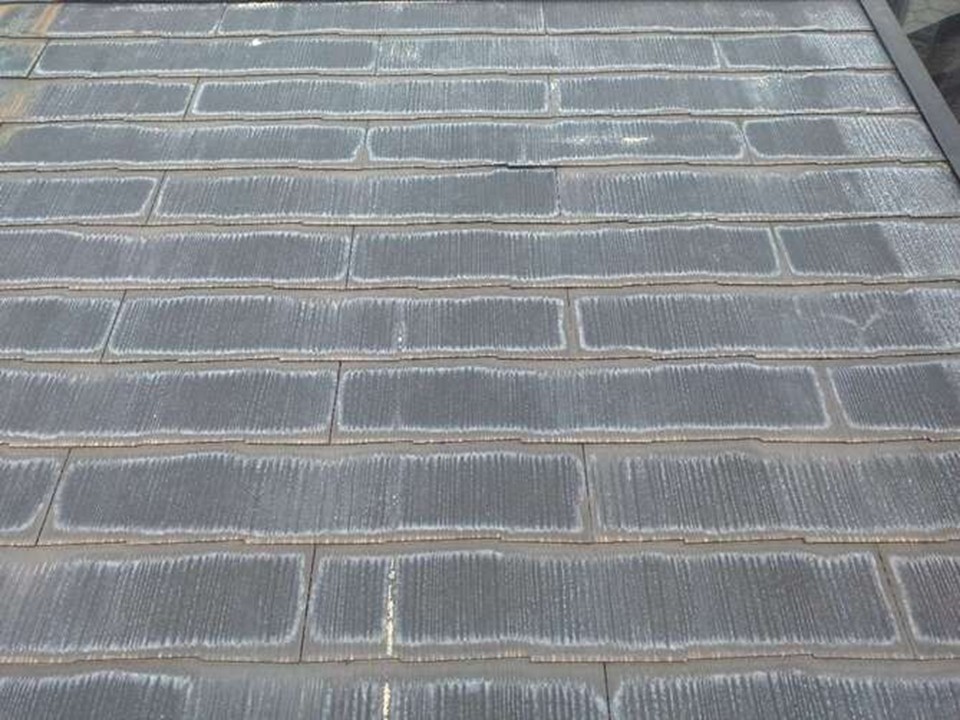 屋根塗装前の雨染みがあるスレート瓦