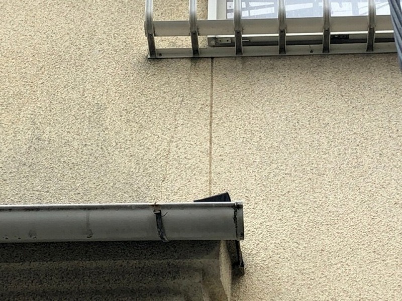 モルタル外壁の誘発目地付近のひび割れ