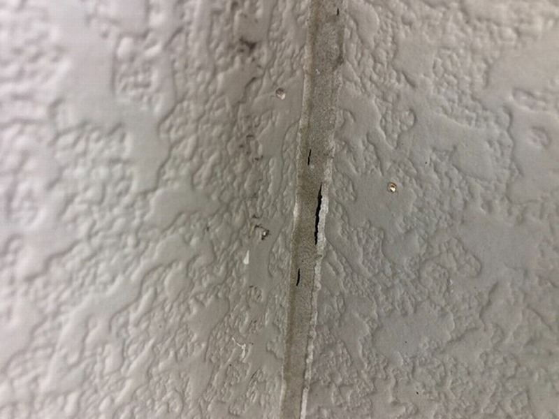 目地のコーキングの割れ