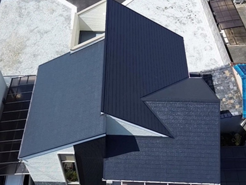 屋根塗装後のスレート瓦を上空から撮影