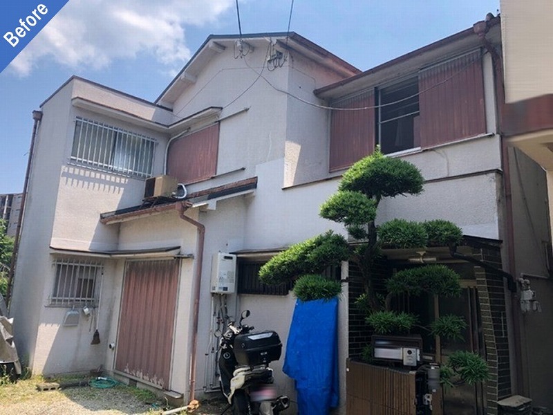 羽曳野市の雨漏り修理と外壁塗装前の築古の戸建て住宅