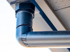 小さなヒビがある雨樋