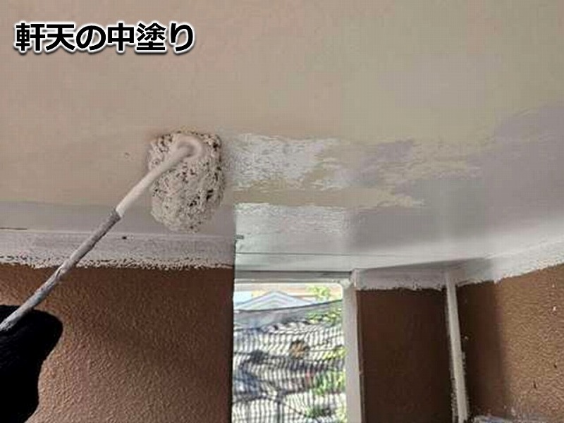 軒天の中塗り