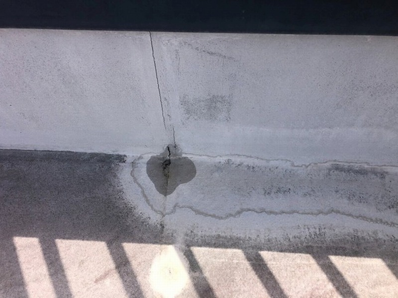 塩ビシート防水層の破け