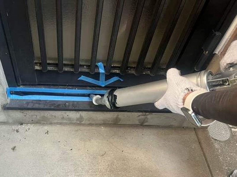 サッシ面戸へコーキング材充填