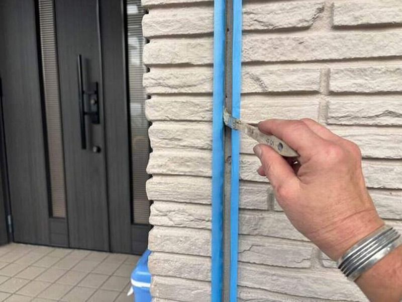 コーキング撤去後の目地の清掃とプライマー塗布