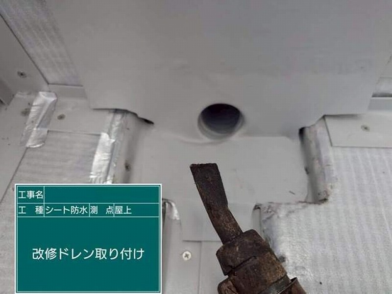 屋上のドレンに改修ドレン取り付け