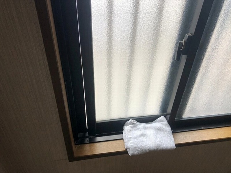 窓からの雨漏りの様子