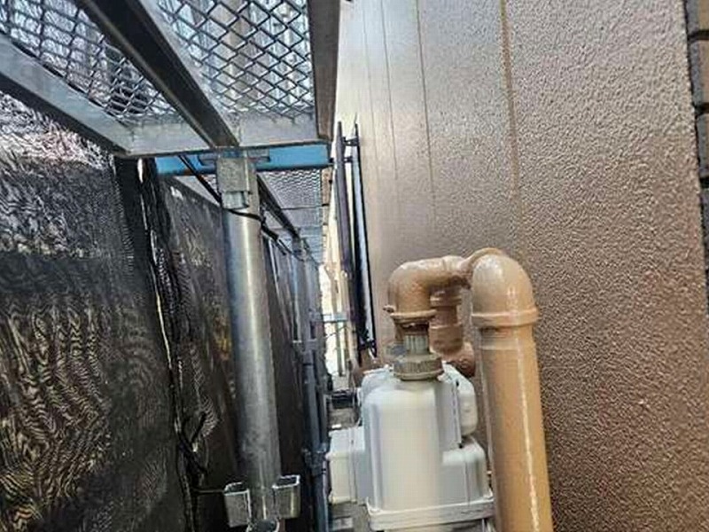 外壁塗装後の側面外壁と配管