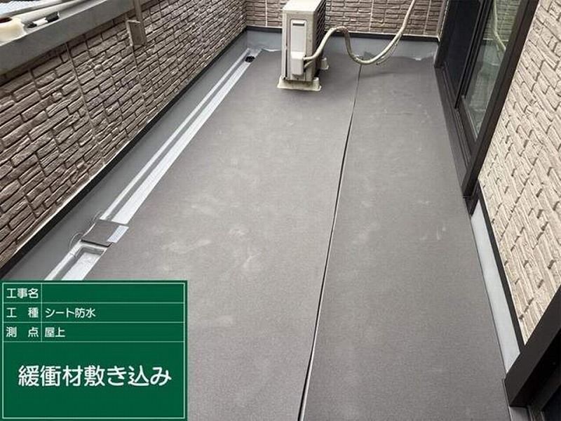 ベランダに緩衝材敷き込み