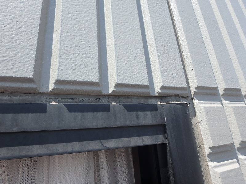 窓枠廻りのコーキングの劣化で雨漏り発生