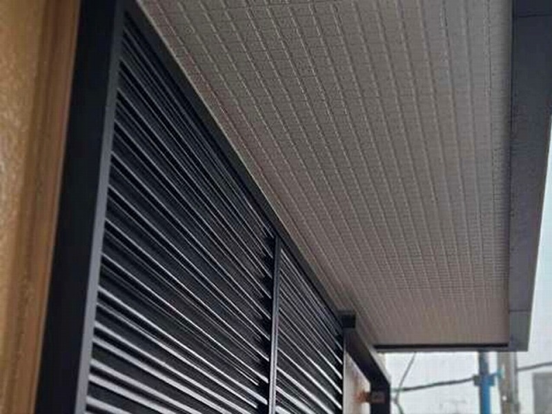 外壁塗装後の雨戸と軒天
