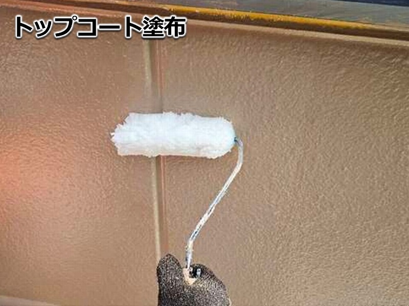 外壁へトップコート塗布