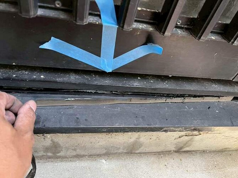 サッシ面戸の既存のコーキング撤去