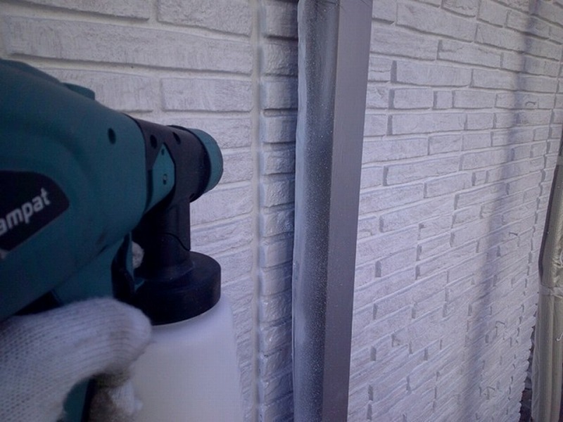 外壁の下塗り（吹き付け）