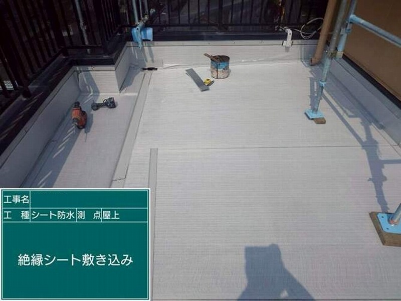 屋上に絶縁シート敷き込み