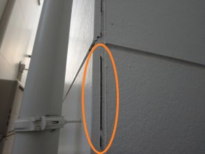 築11年でひび割れたコーキング