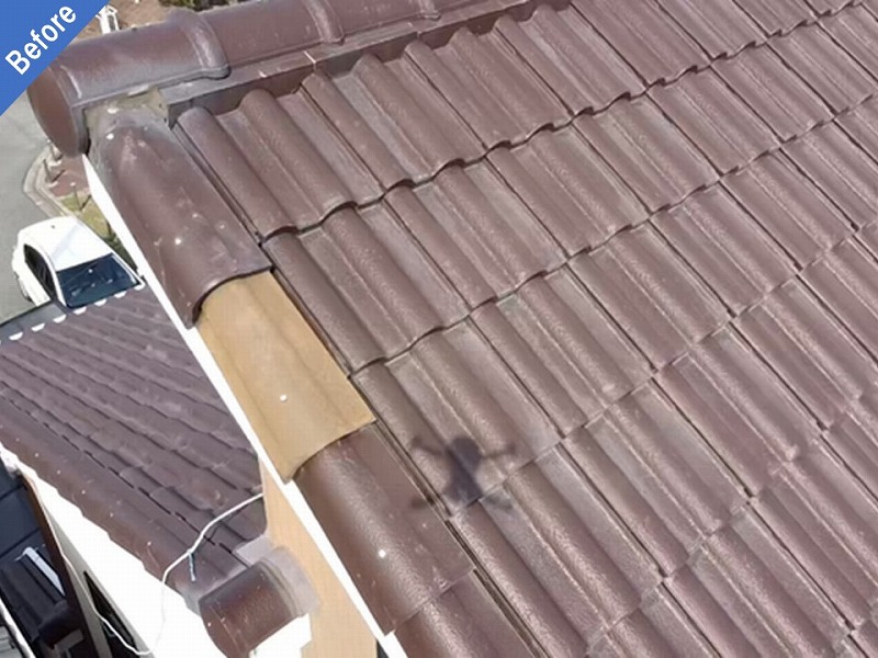 屋根塗装前の一部補修されたセメント瓦