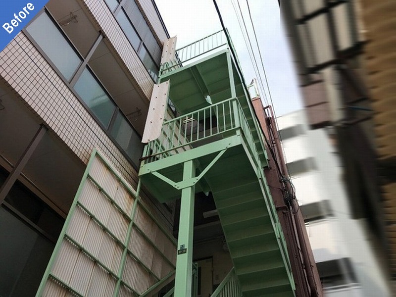 外壁補修・外壁塗装前のマンションの鉄骨階段外観