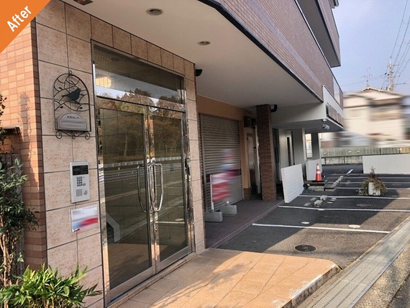 外壁塗装後のマンションのエントランス