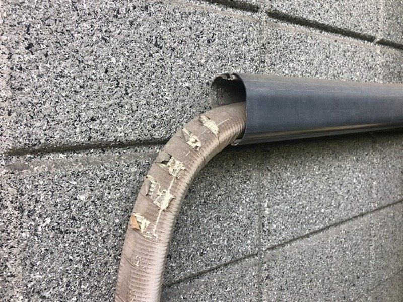 劣化したエアコンホースのテープ