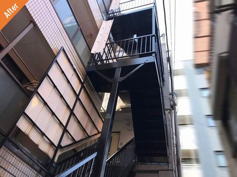 外壁補修・外壁塗装後のマンションの鉄骨階段外観