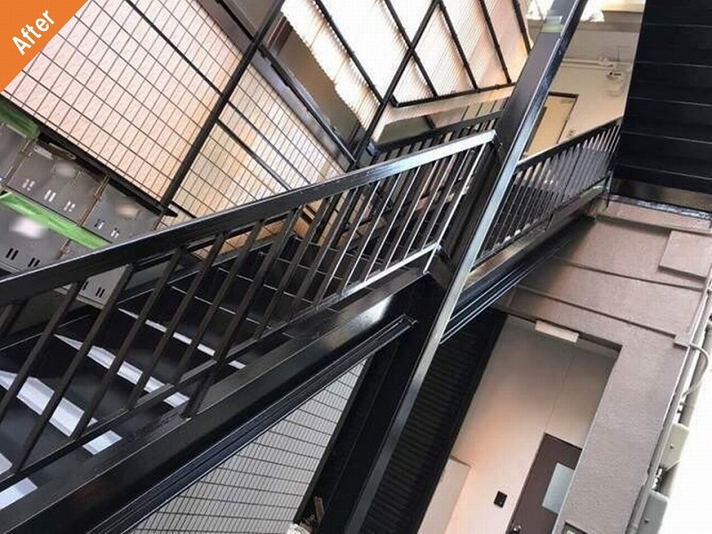 外壁補修・外壁塗装後のマンションの鉄骨階段外観