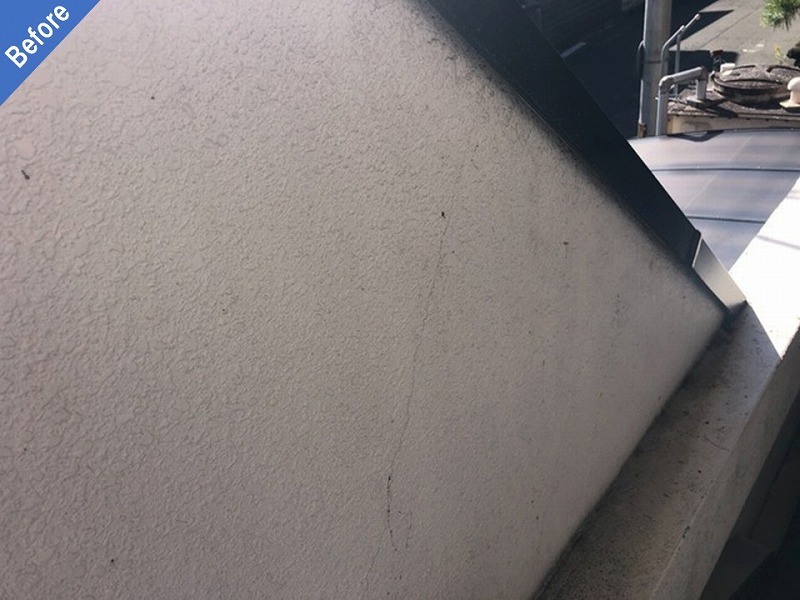 塗装工事前のマンション共用部のひび割れた階段外壁