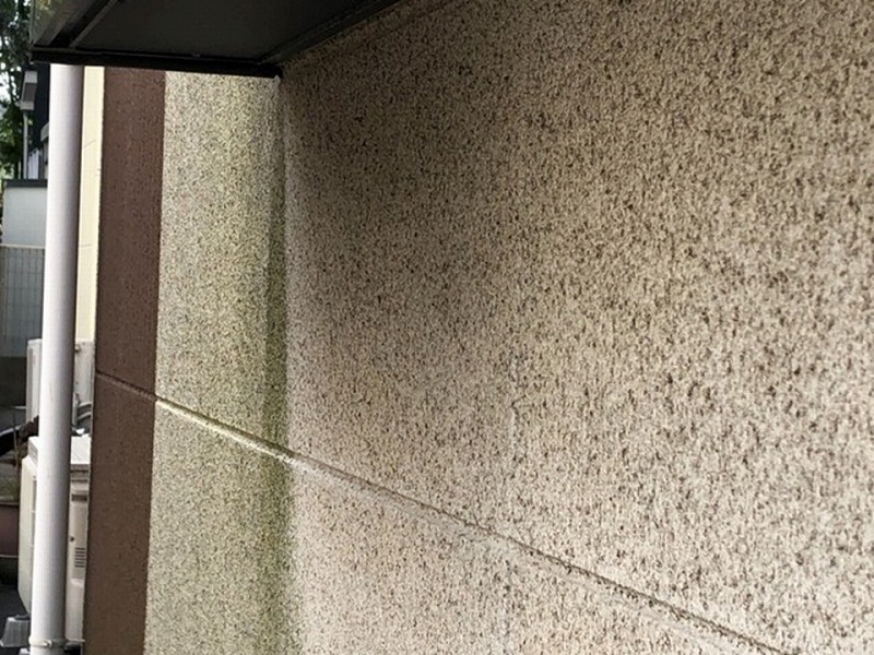 汚れが目立つリシン仕上げの外壁