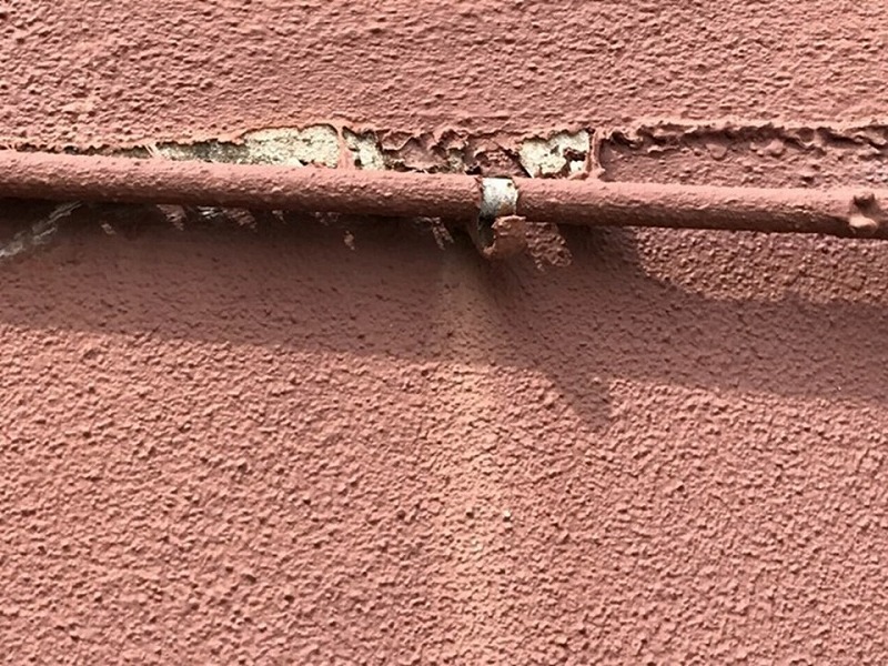 塗膜の割れたモルタル外壁
