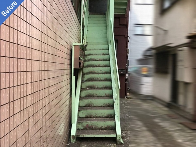 外壁塗装前のマンションの鉄骨階段外観