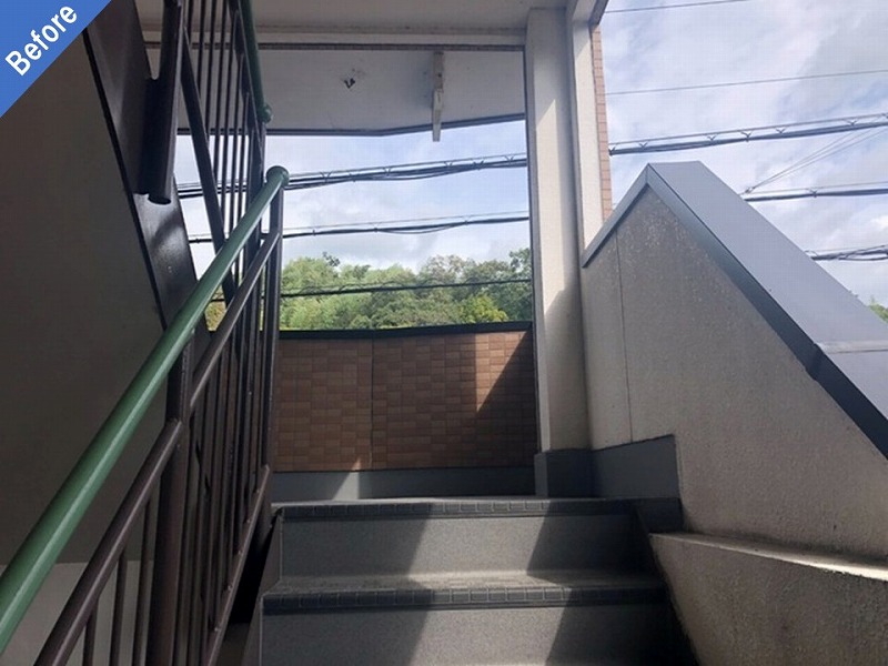 塗装工事前のマンション共用部の階段