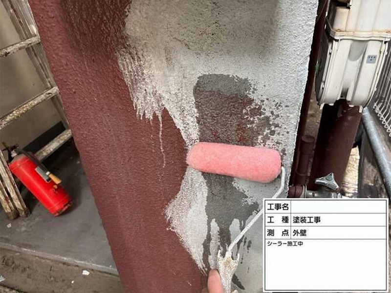 外壁の下塗り(カチオンシーラー)