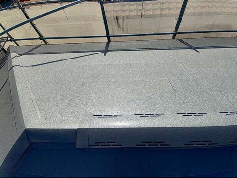 Sシェイドチャコールで屋根カバー工法施工完了