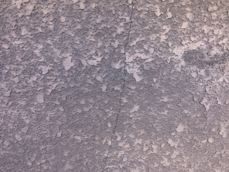 ひび割れたモルタル外壁