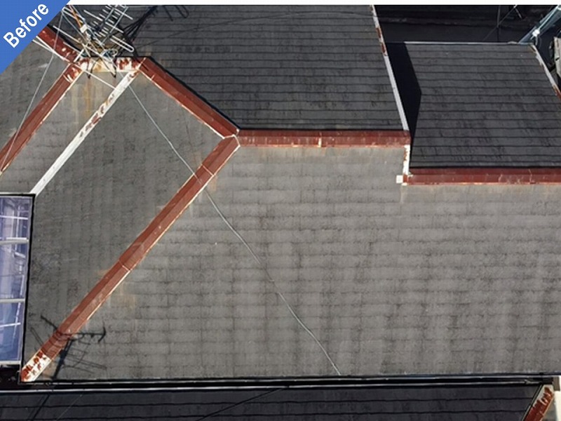 屋根塗装前のスレート瓦と錆びが進行した棟板金