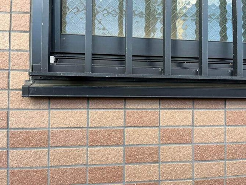 サッシ廻りのコーキング工事開始