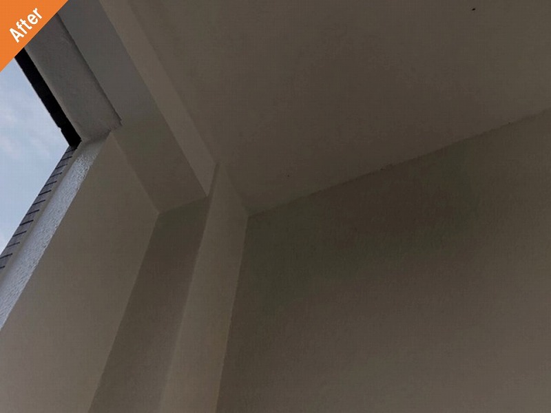 塗膜の剥がれた補修された共用部天井の外壁