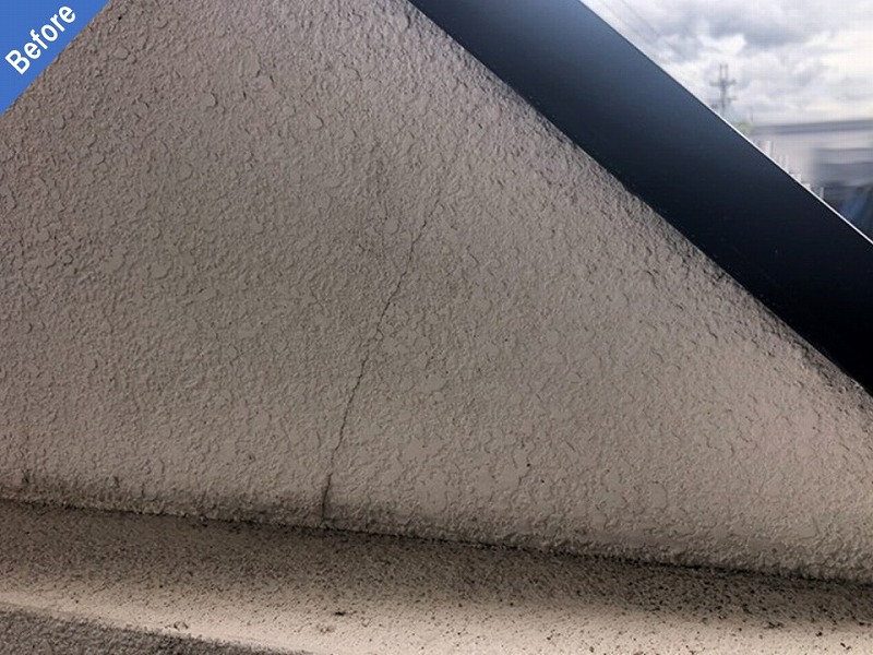 塗装工事前のマンション共用部のひび割れた外壁