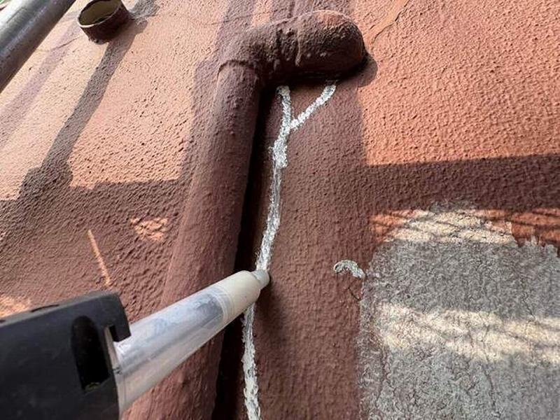 樋横の外壁のひび割れへコーキング補修