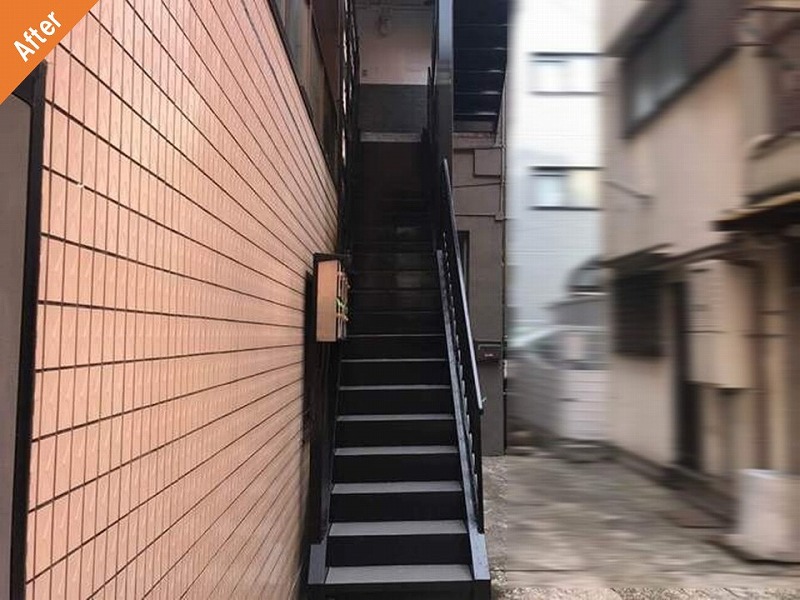 外壁塗装後のマンションの鉄骨階段外観