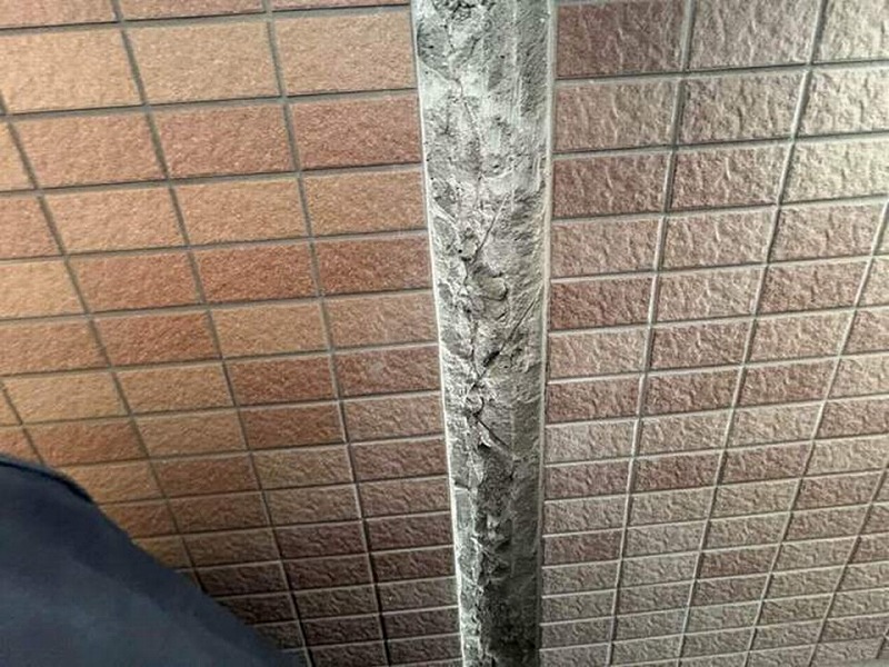 ひび割れたタイルをすべて撤去