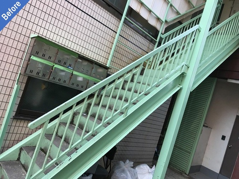 外壁補修・外壁塗装前のマンションの鉄骨階段外観