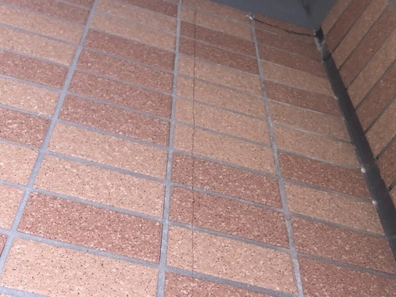 タイルのひび割れ