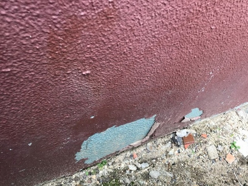 塗膜の剥がれたモルタル外壁